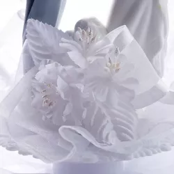 Bride and groom in love - wedding cake decoration