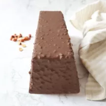 Glaçage croustillant au chocolat noir avec morceaux de noisettes