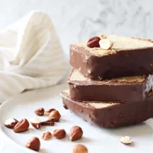 Glaçage croustillant au chocolat noir avec morceaux de noisettes