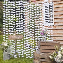 Ghirlanda di fiori a tenda in bianco