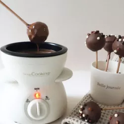 Electric chocolate fondue set