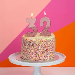 Bougie numéro 2 avec or rose et paillettes roses