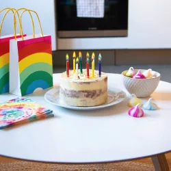 Kerzen Regenbogenfarben mit farbiger Flamme, 12 Stück