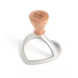 Tagliabiscotti per ravioli a cuore 8 cm con manico in legno