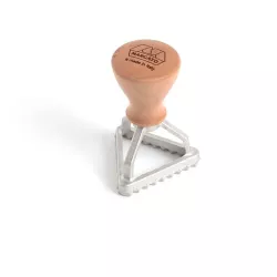Tagliabiscotti per ravioli a triangolo 5,4 cm con manico in legno