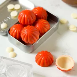 Fine pumpkin praline mold, 14 pralines