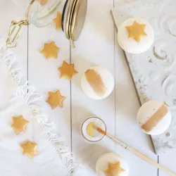Décoration étoiles dorées en pâte d'amande