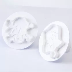 Cookie cutter with ejector pirate and skull