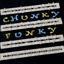 Set di tagliabiscotti alfabeto e numeri stile Funky