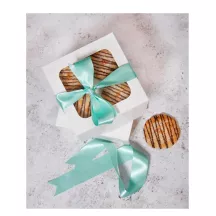 2 scatole bianche di dolci