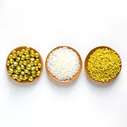 Set aus weissen und goldenen Zuckerdekorationen