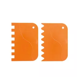 Set de 2 cornes ondulées et peignées en plastique