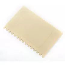 Plastic combed horn