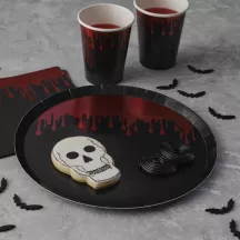 8 schwarze Pappteller mit fliessendem Blut