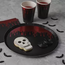 8 schwarze Pappteller mit fliessendem Blut