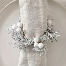 4 ronds de serviettes en feuillage de Noël avec baies