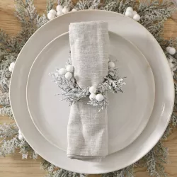 4 Serviettenringe aus Weihnachtslaub mit Beeren