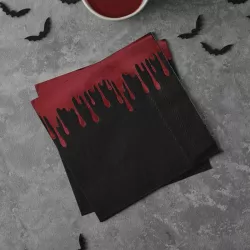 16 schwarze Servietten mit einer Blutrinne.