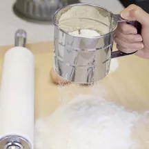 One-handed stainless steel flour sieve
