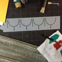 Stencil / Stencil pearl necklace