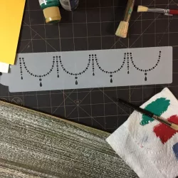 Stencil / Stencil pearl necklace
