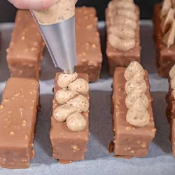 Pralinen-Creme Nougat – Pralinécrème suisse avec Crunch, pouvant être dressée à la poche et tartinée, 1 kg | Cakelicious