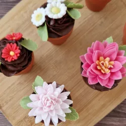 20 g di zucchero 7 fiori rossi e 5 foglie verdi