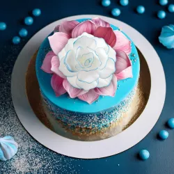 Fleur blanche en papier essuie-tout avec bord bleu