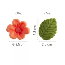 Rosa Blumen und grüne Blätter aus Zucker