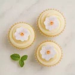 Blüten aus Esspapier, weiss
