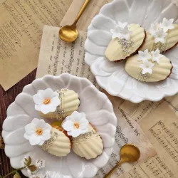 Flowers made from edible paper, white