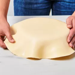 Rotolo di marzapane arrotolato rotondo coperta di fondente