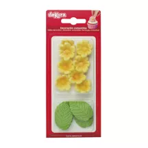 Gelbe Blumen und grüne Blätter aus Zucker