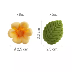 Gelbe Blumen und grüne Blätter aus Zucker