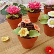 Gelbe Blumen und grüne Blätter aus Zucker