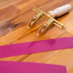 Serrated double dough wheel, adjustable