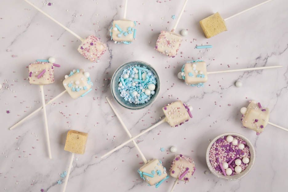Cake pops with chocolate chips