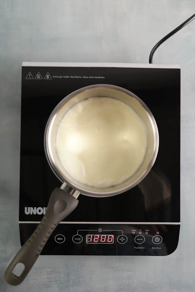 Immersion blender with pecan nuts for praline