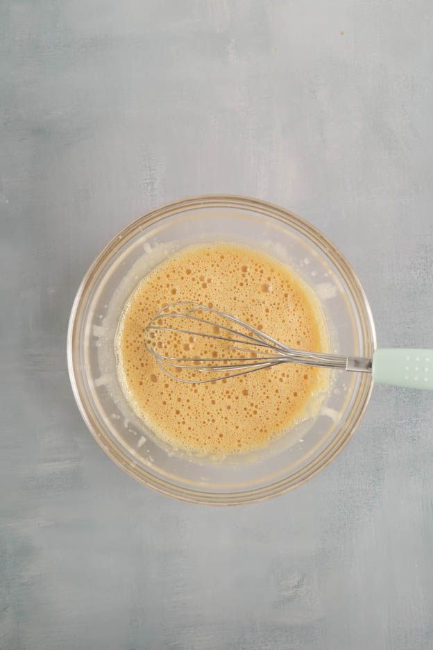 Mixing caramel and eggs for a homogeneous texture
