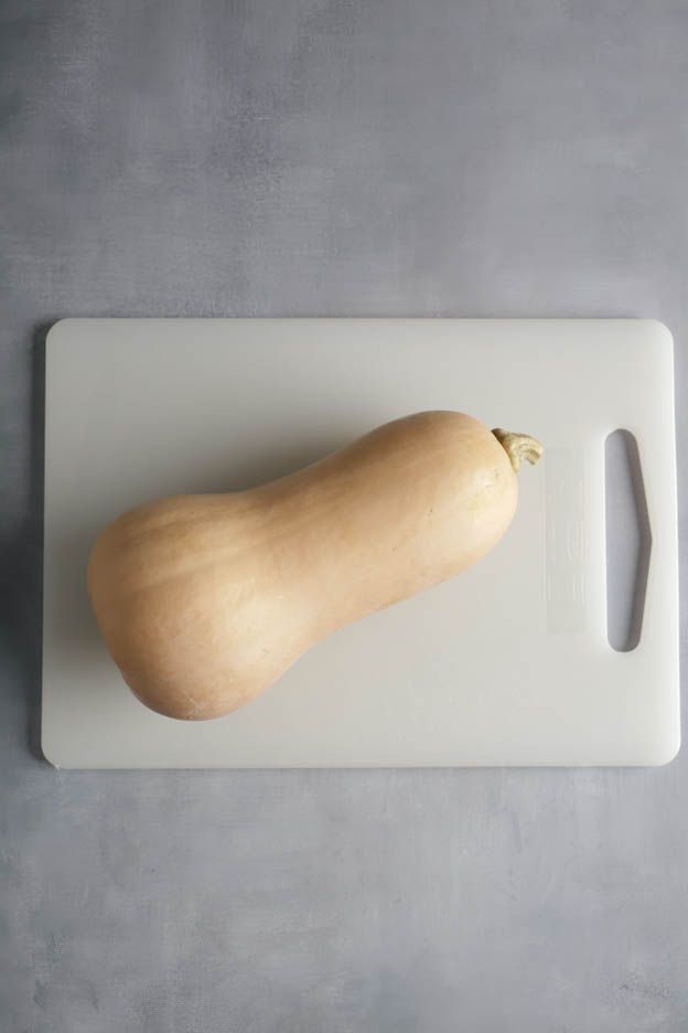 Butternut-Kürbis vor dem Schälen
