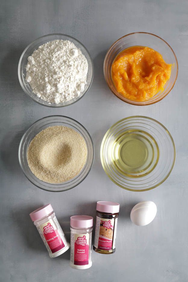 Mehl und brauner Zucker in der Rührschüssel