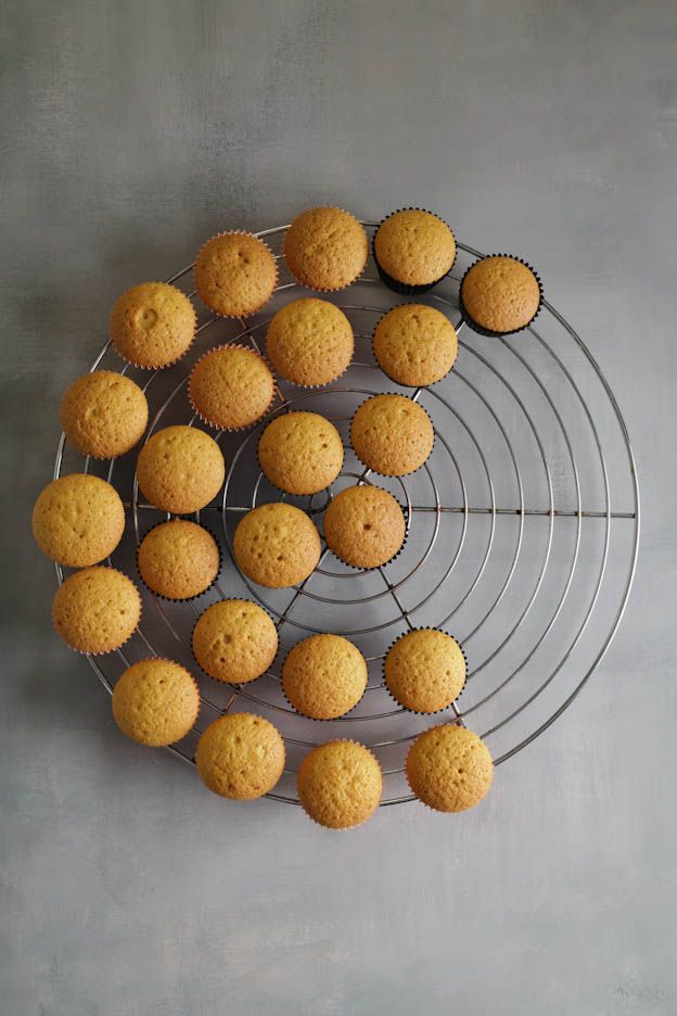 Fertig gebackene Kürbis-Cupcakes