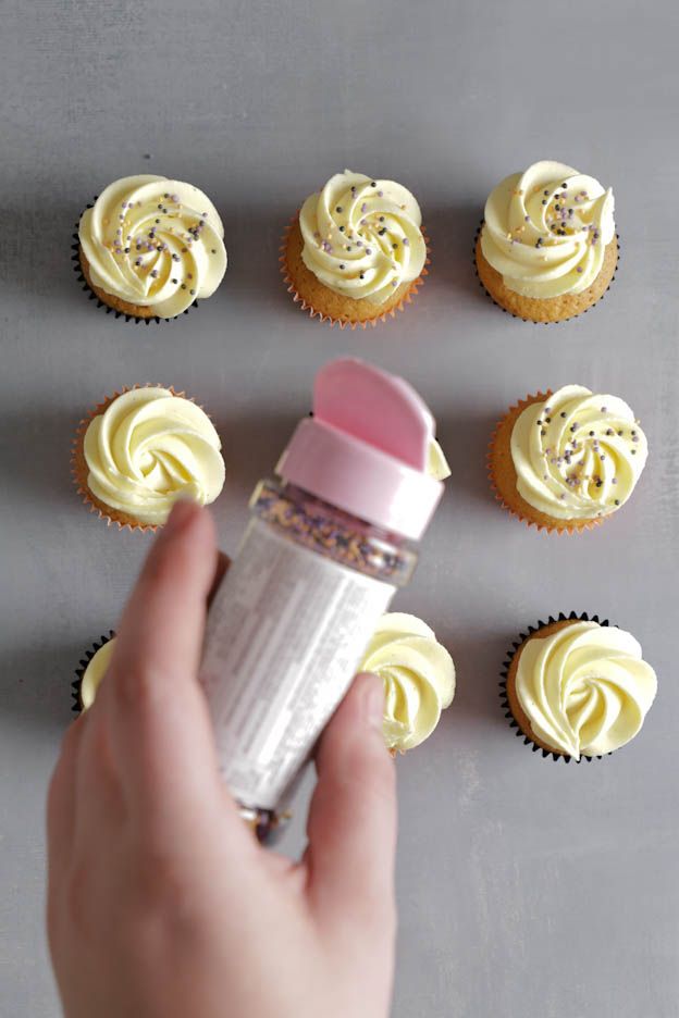 Kürbis-Cupcakes mit Halloween-Dekor
