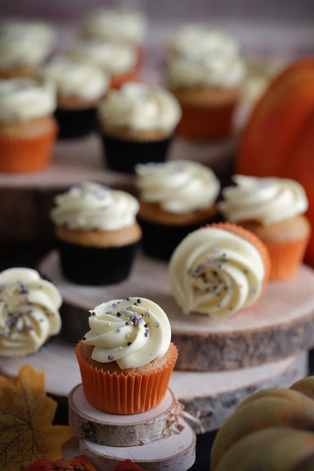 Kürbis-Cupcakes mit Nonpareils in Halloween-Farben