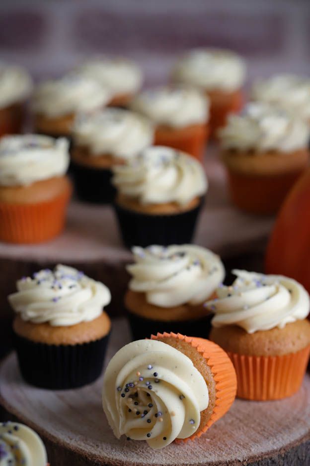 Mini-Kürbis-Cupcakes in schwarzen und orangen Papierförmchen