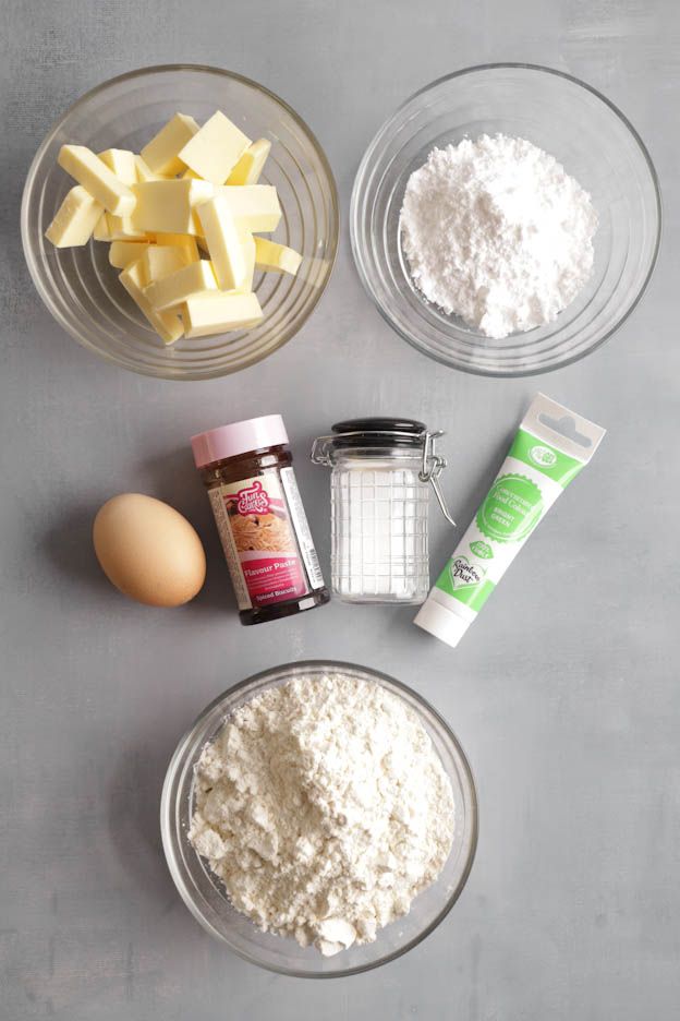 Butter und Puderzucker in der Rührschüssel