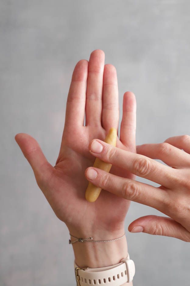 Finger liegen auf der Silikonmatte