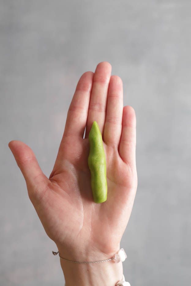 Grüne Hexenfinger werden von Hand geformt