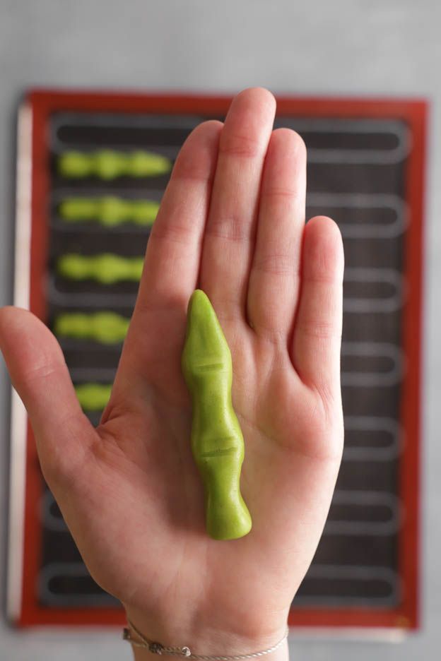 Helle und grüne Hexenfinger nebeneinander auf dem Lochblech