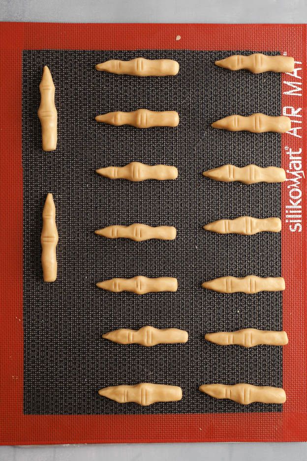 Gebackene Hexenfinger auf dem Blech